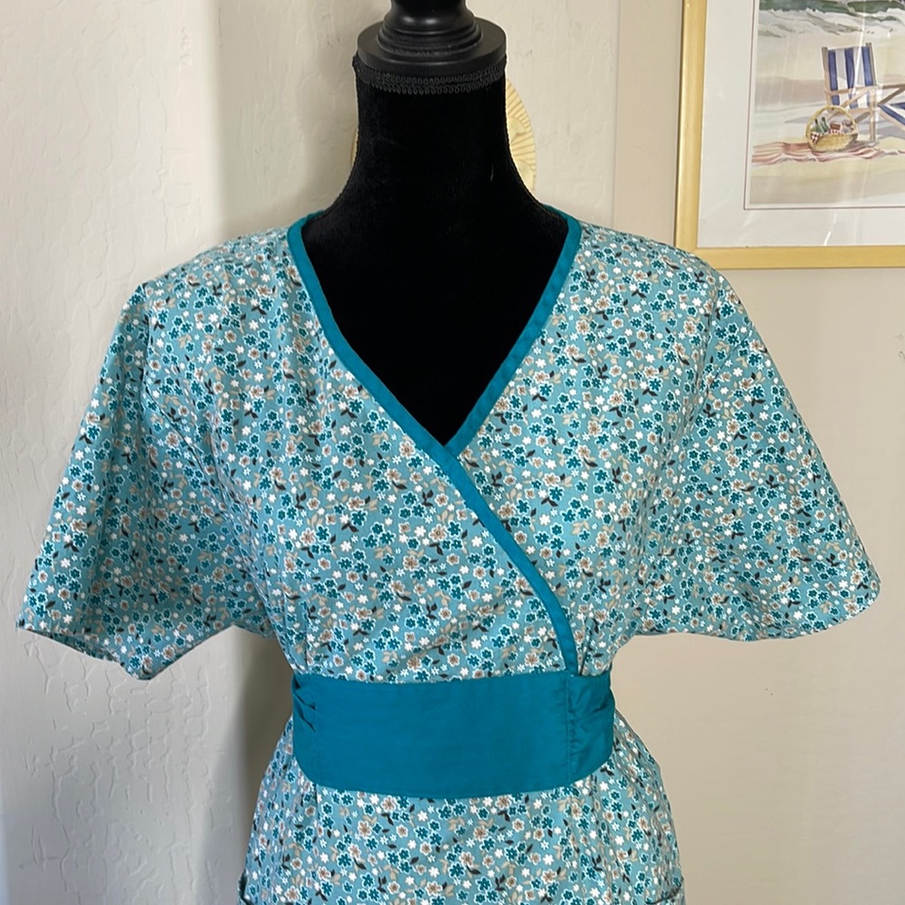 Dickies Tiny Flowers Pattern Tie Back Scrub Top In Size Large - Picture 5 of 13